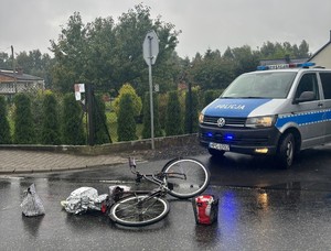na jezdni uszkodzony rower