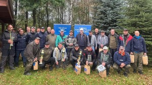 wspólne zdjęcie uczestników zawodów wędkarskich