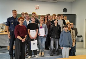 Konrad na wspólnym zdjęciu z klasą, rodzicami  panią dyrektor,  nauczycielami i  komendantem