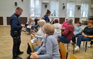 Policjanci podczas spotkania z seniorami