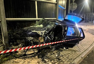 Na zdjęciu uszkodzony samochód i bariery energochłonne