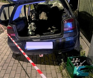 Na zdjęciu uszkodzony samochód i bariery energochłonne