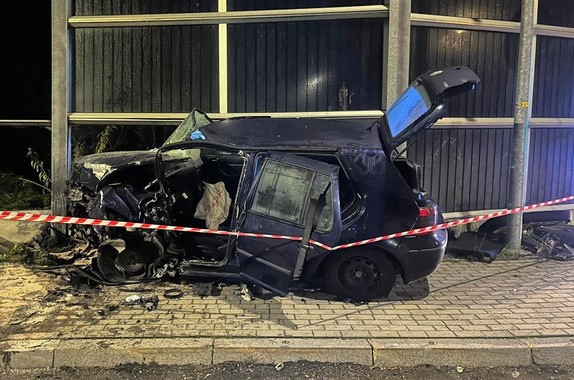 Na zdjęciu uszkodzony samochód i bariery energochłonne