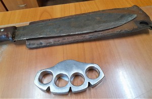 Maczeta i kastet na stoliku