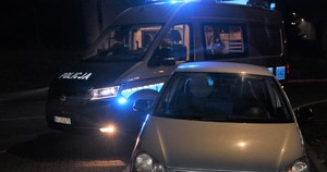 samochód za nim radiowóz