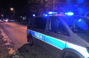 radiowóz na sygnałach jadący ulicą