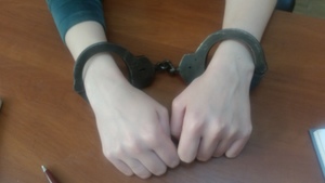 ręce kobiety w kajdankach