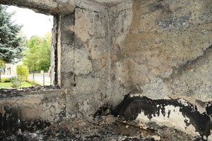 wnętrze spalonego domu