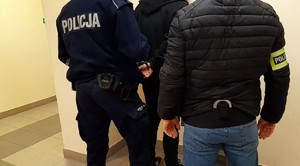 policjanci obok zatrzymanego meżczyzny