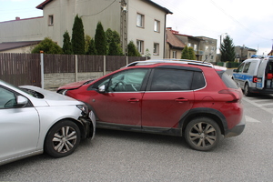 Na ulicy uszkodzone pojazdy