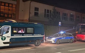 radiowóz ITD Policji i autokar