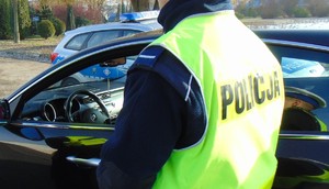 policjant obok samochodu