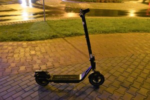 hulajnoga na chodniku