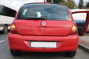 samochód renault obok radiowóz