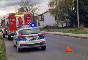 radiowóz i wóz strażacki na ulicy