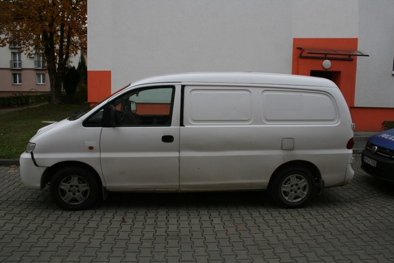 na zdjęciu uszkodzony samochód