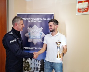 Na zdjęciu komendant z policjantem