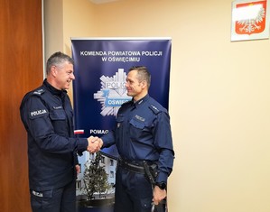 Na zdjęciu komendant z policjantem