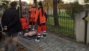 uczennice oraz kierowca podczas instruktażu