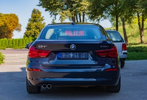 Nieoznakowany radiowóz Speed podczas kontroli