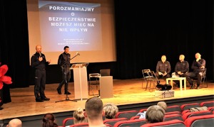 Policjanci na scenie podczas debaty