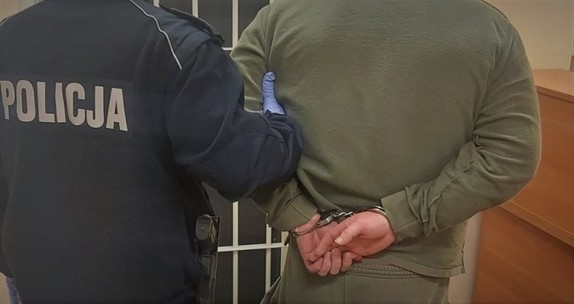 policjant z zatrzymanym