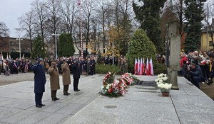 Delegacja służb mundurowych składa wieniec