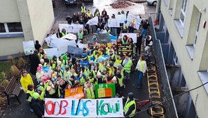 Uczniowie podczas odblaskowego marszu