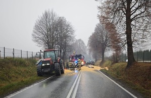 na jezdni ciągnik i rozsypana kukurydza