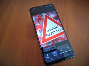 telefon z napisem ostrzegamy oszustwo