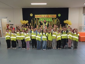 dzielnicowy z uczniami w szkole podczas prelekcji