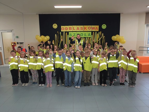 dzielnicowy z uczniami w szkole podczas prelekcji