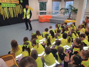 dzielnicowy z uczniami w szkole podczas prelekcji