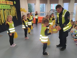 dzielnicowy z uczniami w szkole podczas prelekcji