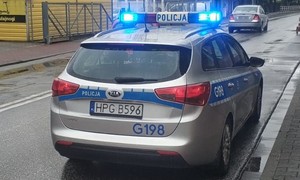 radiowóz z sygnałami na ulicy