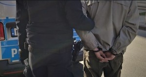 policjant z zatrzymanym przy radiowozie