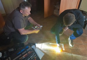 Technik kryminalistyki z aktorem