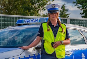 policjantka przy radiowozie