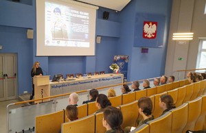 Katarzyna Kruczek na auli  wita uczestników seminarium