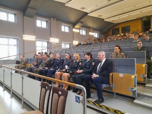 goście i uczestnicy na auli w MUP