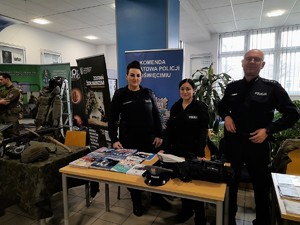 policjantki i dzielnicowy na stoisku promocyjno profilaktycznym