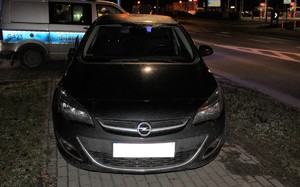 Samochód z uszkodzonym lusterkiem