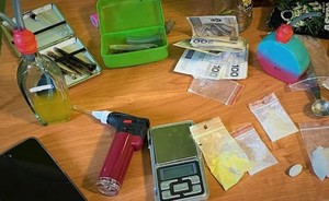 zabezpieczone woreczki z narkotykami i akcesoria do ich zażywania