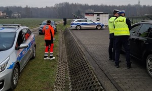 Uczennice przy radiowozie oraz policjanci przy samochodzie podczas akcji