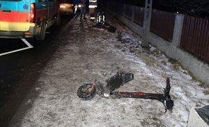 Hulajnoga obok karetka