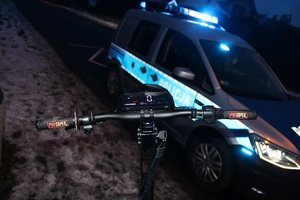 Hulajnoga obok radiowozu