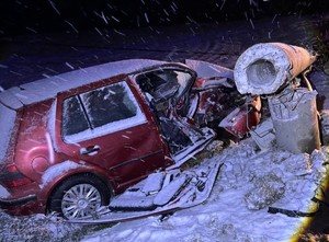 VW uderzył w betonowy słup, który się złamał  zdjęcie z boku
