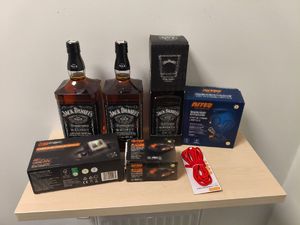 Towar zabezpieczony przez dzielnicowych butelki alkoholu i akcesoria warsztatowe