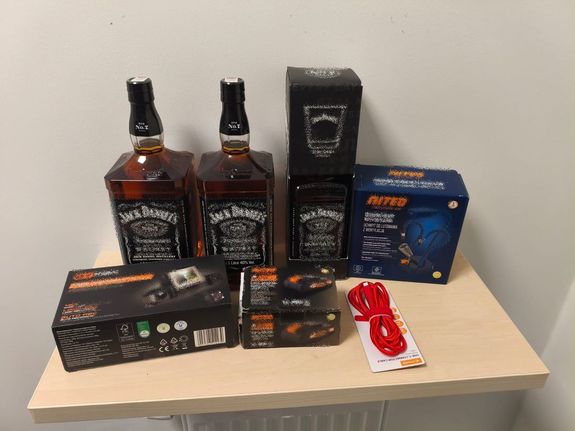 Towar zabezpieczony przez dzielnicowych butelki alkoholu i akcesoria warsztatowe