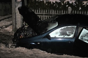 Uszkodzony samochód w rowie